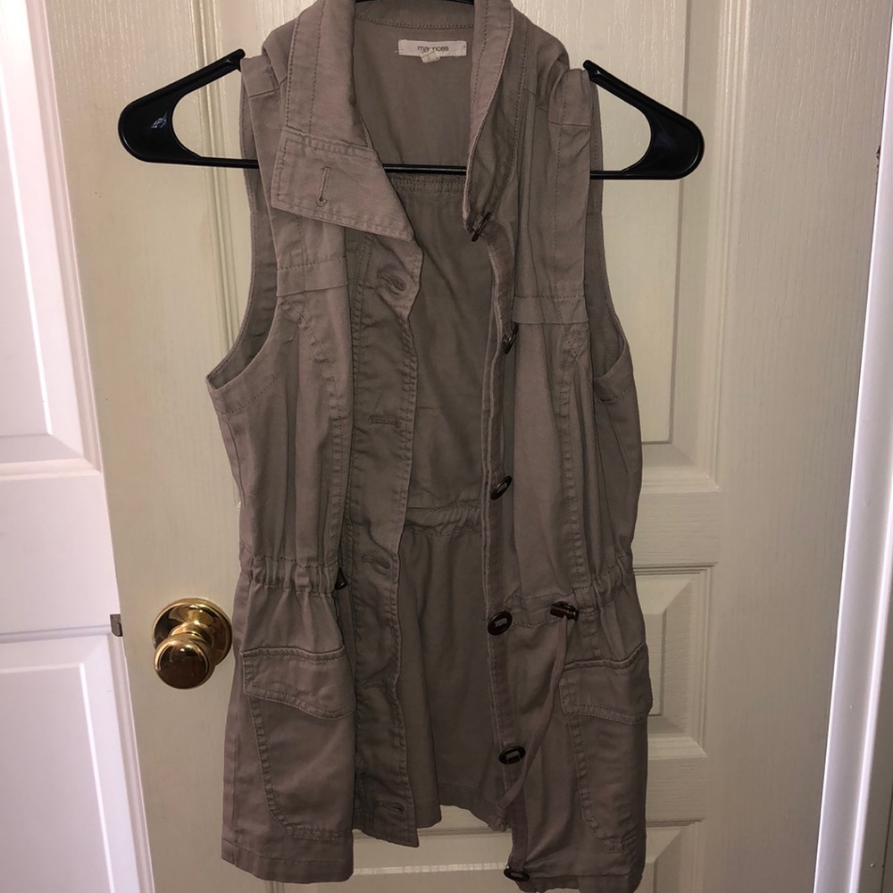 Taupe vest